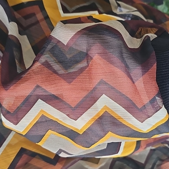 XS Colorful Zigzag Pattern Sweater - Picture 4 of 6